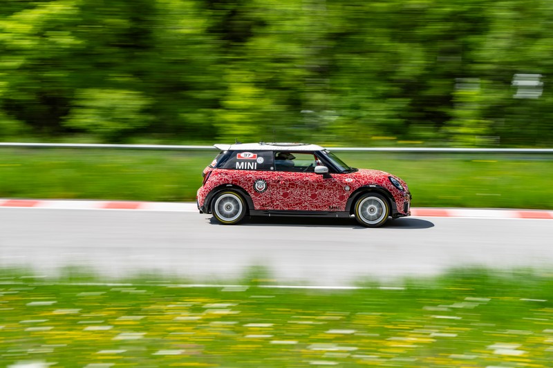 Az új MINI John Cooper Works a nürburgringi 24-órás futamon debütál a nemzetközi világpremier előtt (12)