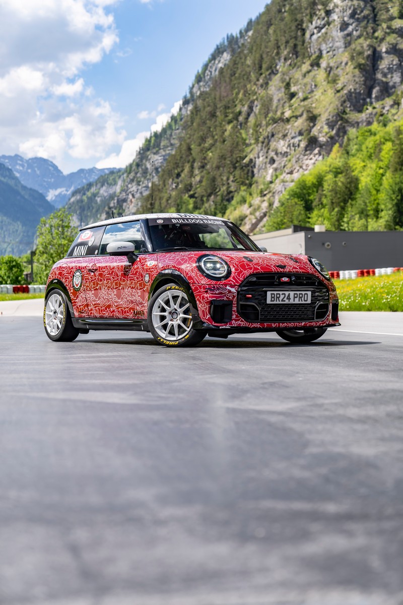 Az új MINI John Cooper Works a nürburgringi 24-órás futamon debütál a nemzetközi világpremier előtt (17)