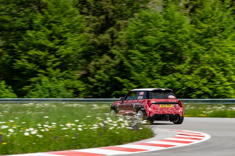 Az új MINI John Cooper Works a nürburgringi 24-órás futamon debütál a nemzetközi világpremier előtt (28)