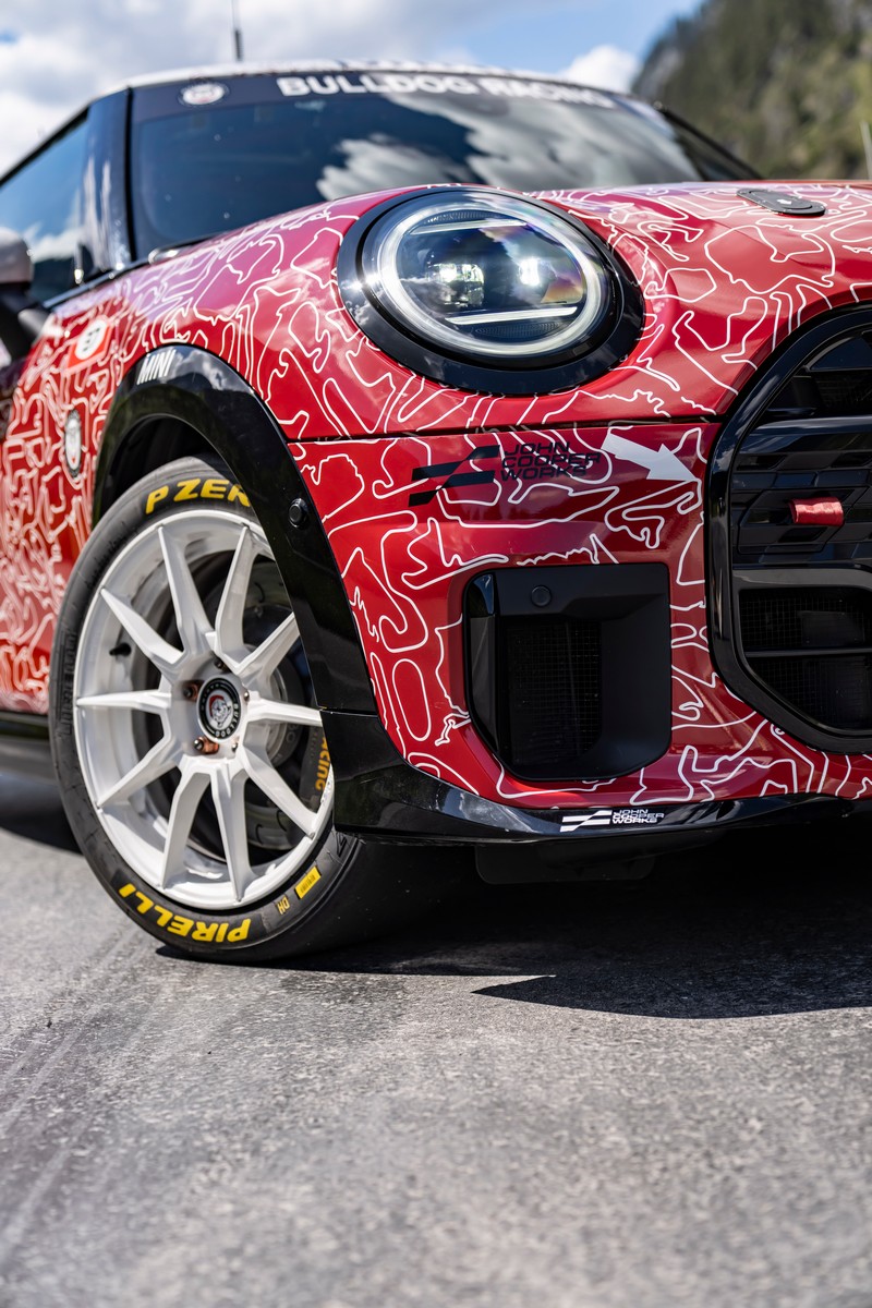 Az új MINI John Cooper Works a nürburgringi 24-órás futamon debütál a nemzetközi világpremier előtt (36)