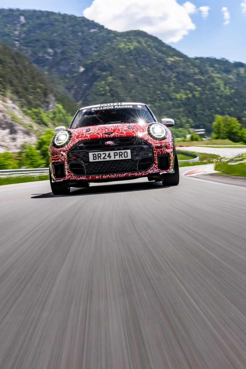 Az új MINI John Cooper Works a nürburgringi 24-órás futamon debütál a nemzetközi világpremier előtt (4)