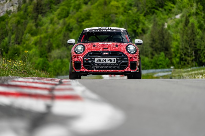 Az új MINI John Cooper Works a nürburgringi 24-órás futamon debütál a nemzetközi világpremier előtt (42)