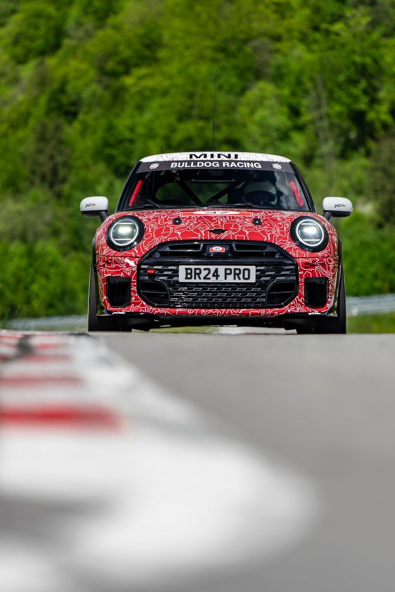 Az új MINI John Cooper Works a nürburgringi 24-órás futamon debütál a nemzetközi világpremier előtt (47)