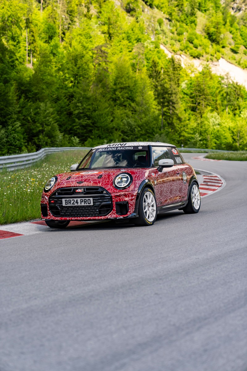 Az új MINI John Cooper Works a nürburgringi 24-órás futamon debütál a nemzetközi világpremier előtt (50)