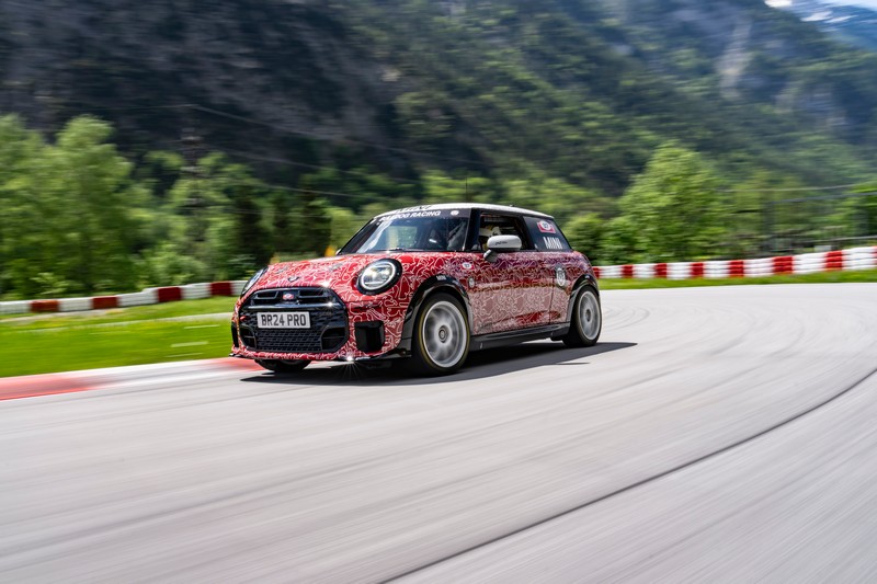 Az új MINI John Cooper Works a nürburgringi 24-órás futamon debütál a nemzetközi világpremier előtt (72)