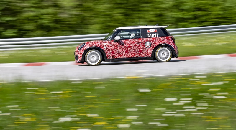 Az új MINI John Cooper Works a nürburgringi 24-órás futamon debütál a nemzetközi világpremier előtt (76)