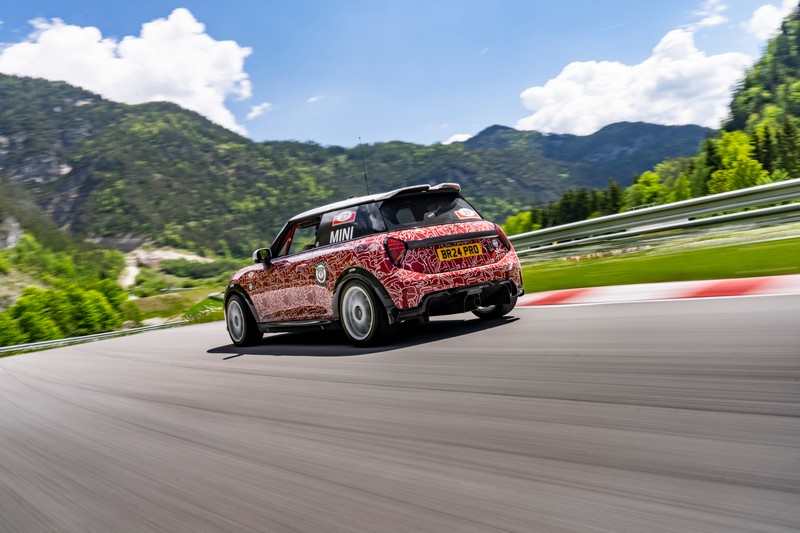 Az új MINI John Cooper Works a nürburgringi 24-órás futamon debütál a nemzetközi világpremier előtt (8)