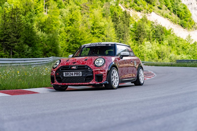 Az új MINI John Cooper Works a nürburgringi 24-órás futamon debütál a nemzetközi világpremier előtt (14)