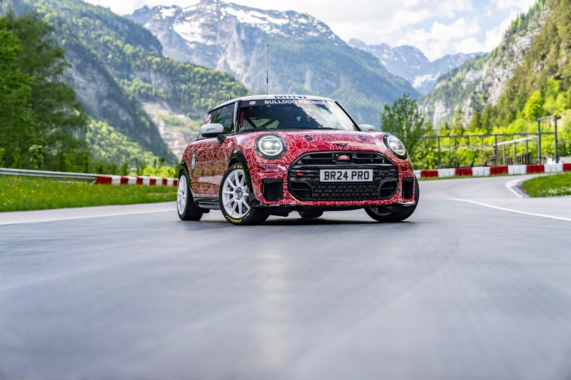 Az új MINI John Cooper Works a nürburgringi 24-órás futamon debütál a nemzetközi világpremier előtt (16)