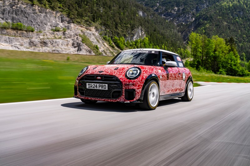 Az új MINI John Cooper Works a nürburgringi 24-órás futamon debütál a nemzetközi világpremier előtt (2)