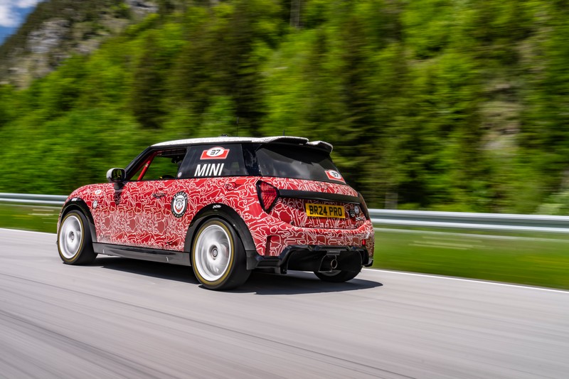 Az új MINI John Cooper Works a nürburgringi 24-órás futamon debütál a nemzetközi világpremier előtt (40)