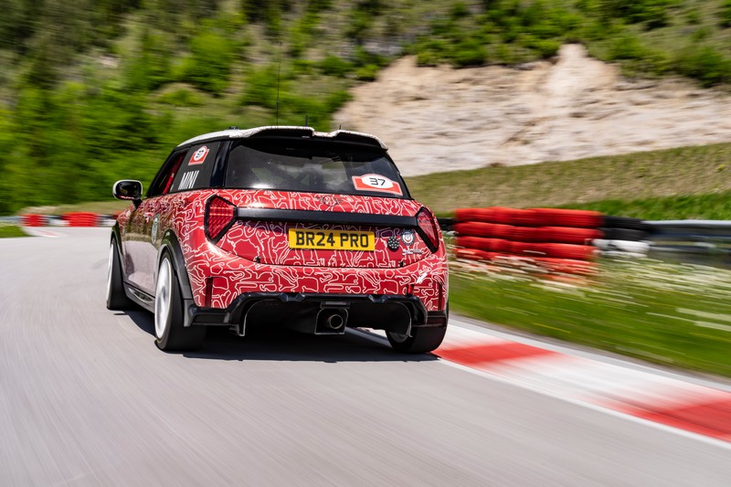 Az új MINI John Cooper Works a nürburgringi 24-órás futamon debütál a nemzetközi világpremier előtt (44)