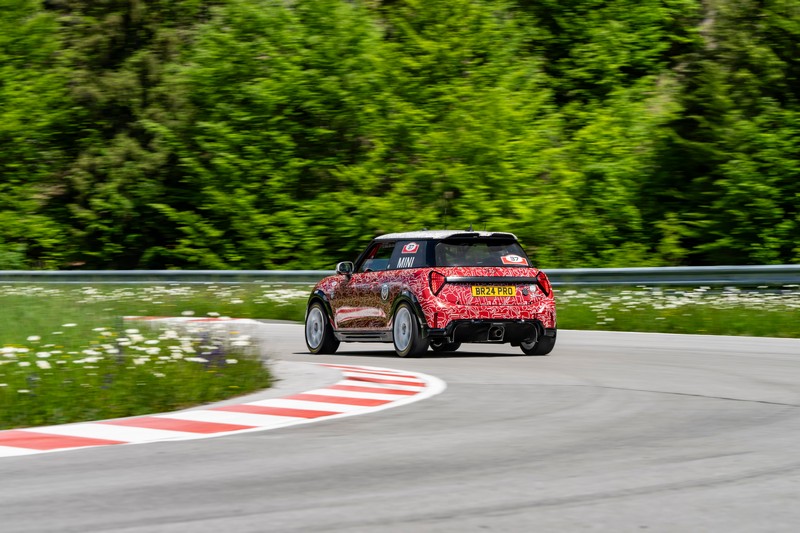 Az új MINI John Cooper Works a nürburgringi 24-órás futamon debütál a nemzetközi világpremier előtt (48)