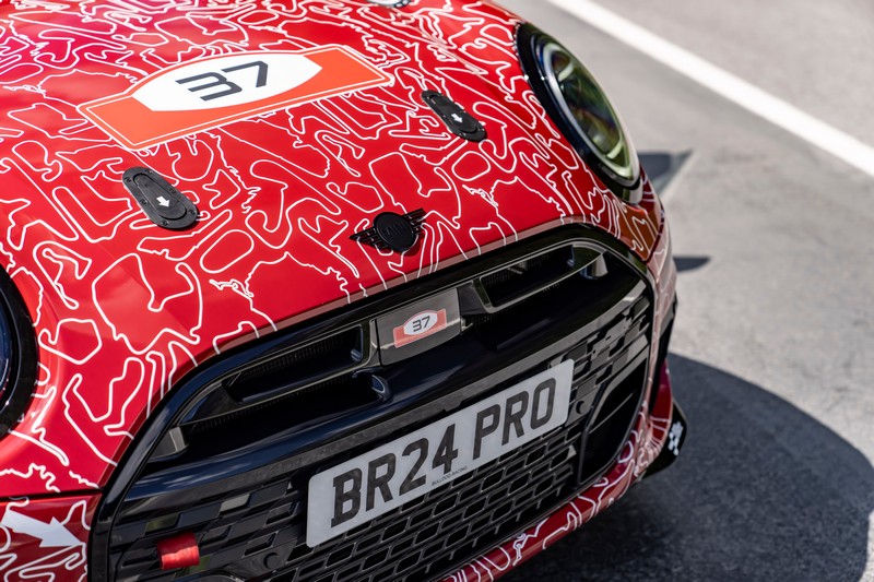 Az új MINI John Cooper Works a nürburgringi 24-órás futamon debütál a nemzetközi világpremier előtt (56)