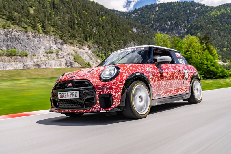 Az új MINI John Cooper Works a nürburgringi 24-órás futamon debütál a nemzetközi világpremier előtt (6)