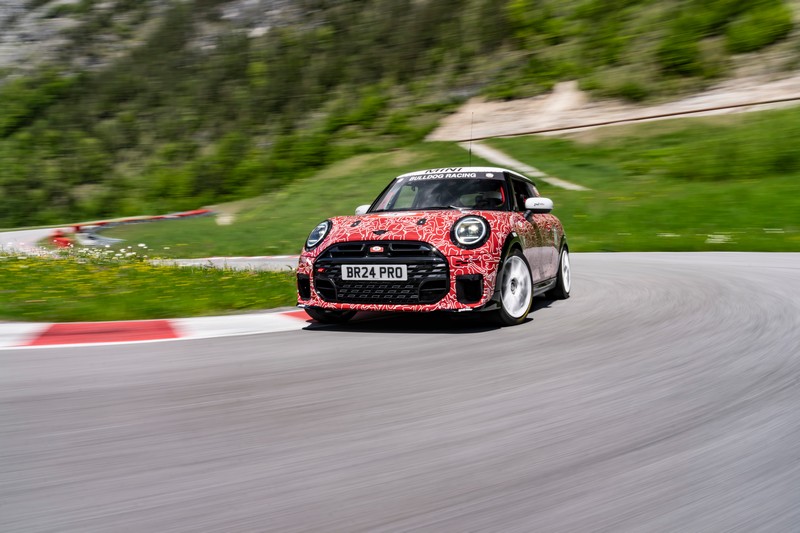 Az új MINI John Cooper Works a nürburgringi 24-órás futamon debütál a nemzetközi világpremier előtt (66)