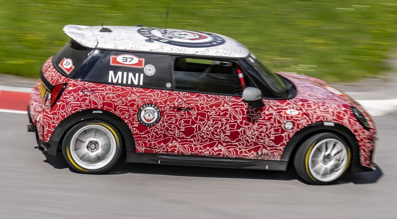 Az új MINI John Cooper Works a nürburgringi 24-órás futamon debütál a nemzetközi világpremier előtt (74)