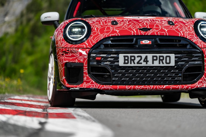 Az új MINI John Cooper Works a nürburgringi 24-órás futamon debütál a nemzetközi világpremier előtt (9)