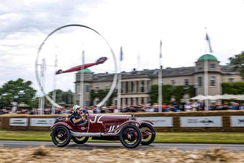 Mercedes-Benz begeistert mit historischer Parade auf der Bergrennstrecke beim Goodwood Festival of Speed 2024

Mercedes-Benz thrills with historic parade on the hill climb circuit at the Goodwood Festival of Speed 2024