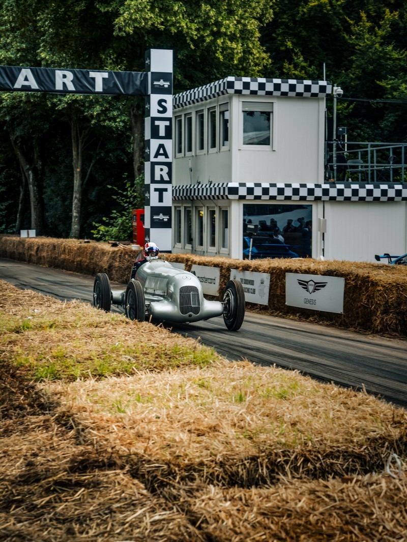 Mercedes-Benz begeistert mit historischer Parade auf der Bergrennstrecke beim Goodwood Festival of Speed 2024

Mercedes-Benz thrills with historic parade on the hill climb circuit at the Goodwood Festival of Speed 2024