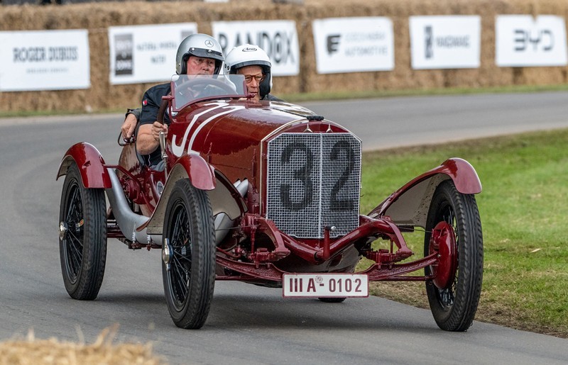 Mercedes-Benz begeistert mit historischer Parade auf der Bergrennstrecke beim Goodwood Festival of Speed 2024

Mercedes-Benz thrills with historic parade on the hill climb circuit at the Goodwood Festival of Speed 2024