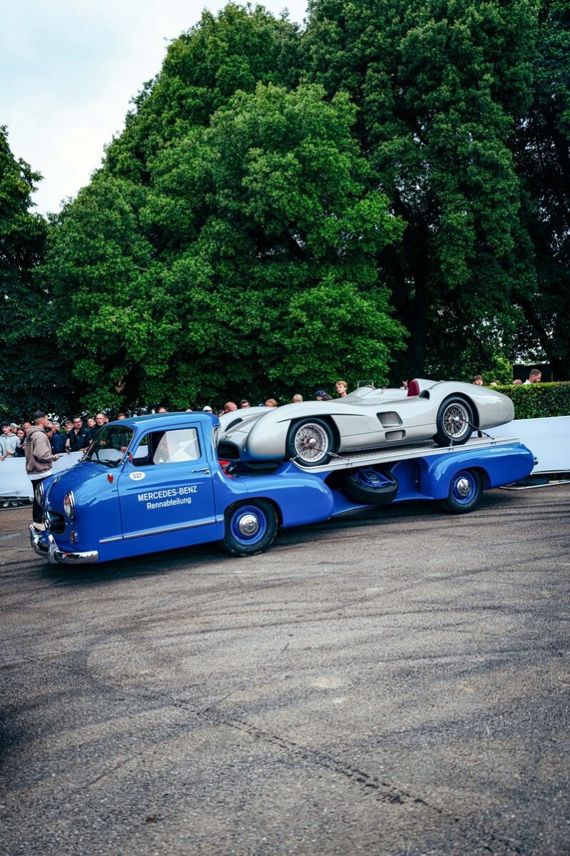 Mercedes-Benz begeistert mit historischer Parade auf der Bergrennstrecke beim Goodwood Festival of Speed 2024

Mercedes-Benz thrills with historic parade on the hill climb circuit at the Goodwood Festival of Speed 2024