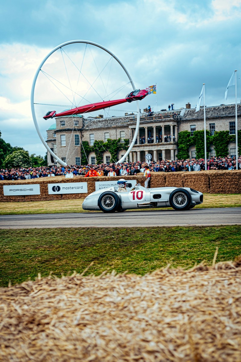 Mercedes-Benz begeistert mit historischer Parade auf der Bergrennstrecke beim Goodwood Festival of Speed 2024

Mercedes-Benz thrills with historic parade on the hill climb circuit at the Goodwood Festival of Speed 2024