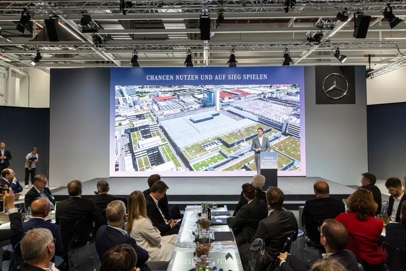 Batterietechnologien der Zukunft: Mercedes-Benz eCampus am Stammsitz Stuttgart-Untertürkheim eröffnet

Battery technologies of the future: Mercedes-Benz eCampus opens at Stuttgart-Untertürkheim headquarters