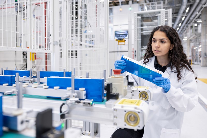 Batterietechnologien der Zukunft: Mercedes-Benz eCampus am Stammsitz Stuttgart-Untertürkheim eröffnet

Battery technologies of the future: Mercedes-Benz eCampus opens at Stuttgart-Untertürkheim headquarters