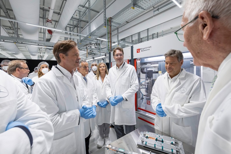 Batterietechnologien der Zukunft: Mercedes-Benz eCampus am Stammsitz Stuttgart-Untertürkheim eröffnet

Battery technologies of the future: Mercedes-Benz eCampus opens at Stuttgart-Untertürkheim headquarters