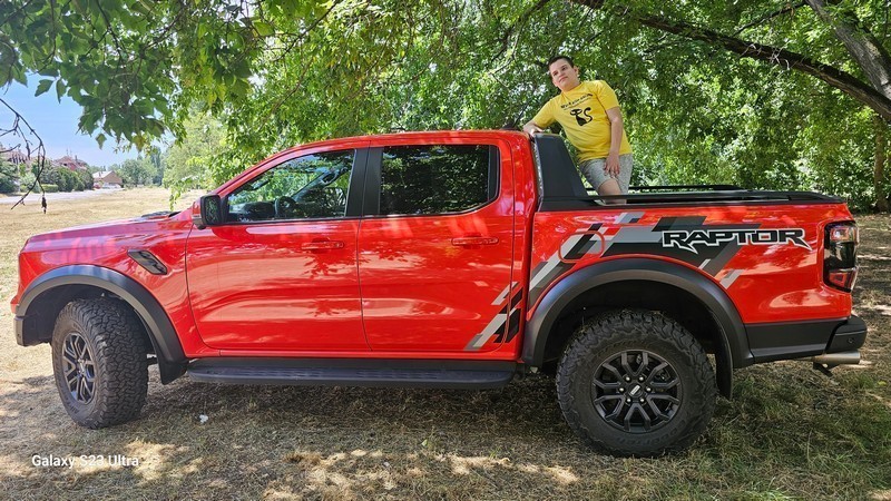 Kèt Eb-győzelem utàn, vakáció alatt Ford Escorttal versenyez és az Egri Strandon népszerűsíti az állatvédelmet Krisz  (1)