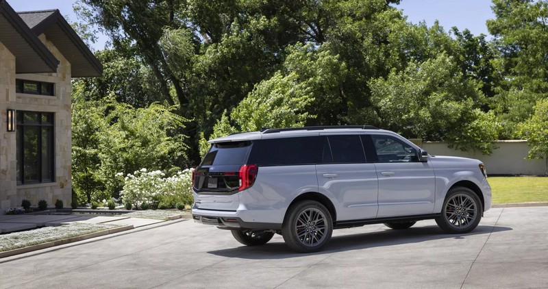 2025-Ford-Expedition_Stealth-Performance-5-2048x1080