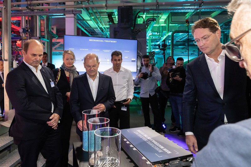 Mercedes-Benz schließt den Batterie-Kreislauf mit eigener Recyclingfabrik

Mercedes-Benz opens own recycling factory to close the battery loop