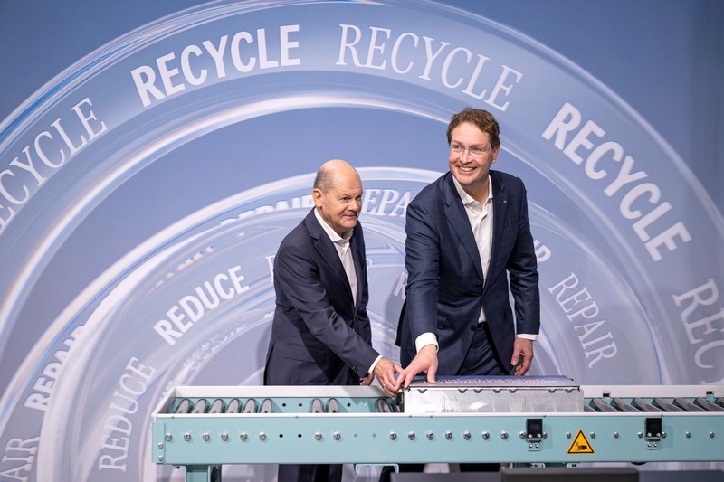 Mercedes-Benz schließt den Batterie-Kreislauf mit eigener Recyclingfabrik

Mercedes-Benz opens own recycling factory to close the battery loop