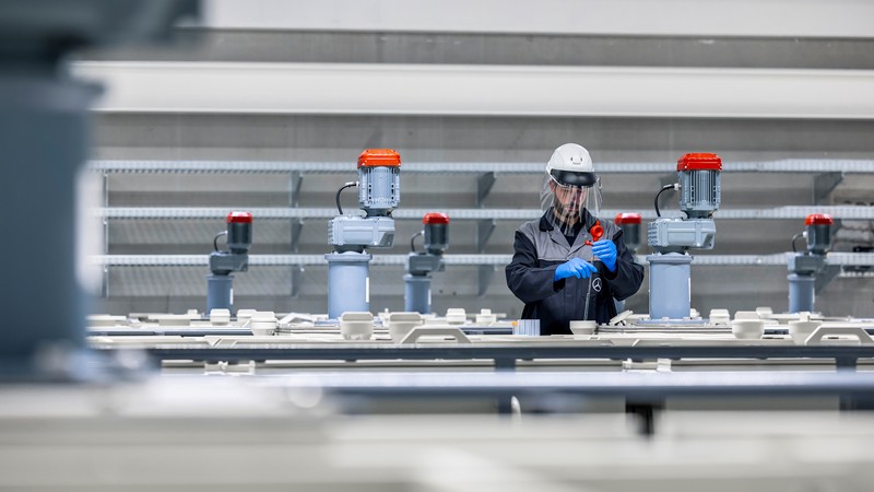 Mercedes-Benz schließt den Batterie-Kreislauf mit eigener Recyclingfabrik

Mercedes-Benz opens own recycling factory to close the battery loop