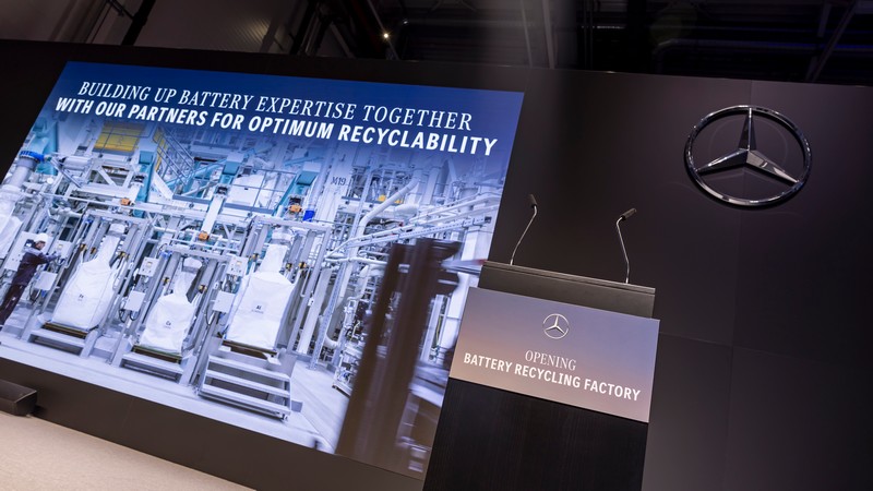 Mercedes-Benz schließt den Batterie-Kreislauf mit eigener Recyclingfabrik

Mercedes-Benz opens own recycling factory to close the battery loop