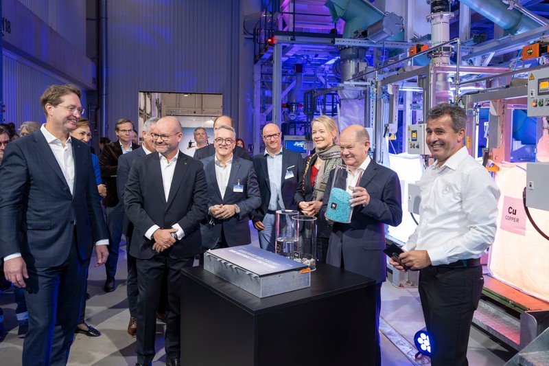 Mercedes-Benz schließt den Batterie-Kreislauf mit eigener Recyclingfabrik

Mercedes-Benz opens own recycling factory to close the battery loop