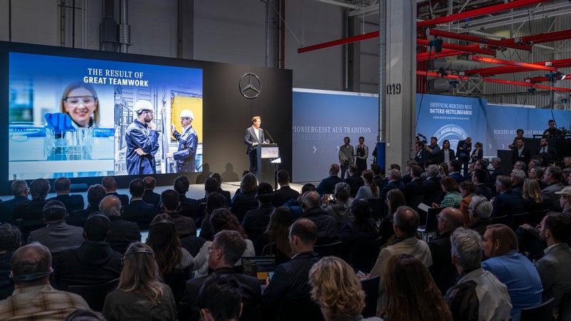 Mercedes-Benz schließt den Batterie-Kreislauf mit eigener Recyclingfabrik

Mercedes-Benz opens own recycling factory to close the battery loop