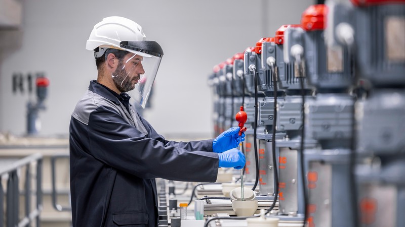 Mercedes-Benz schließt den Batterie-Kreislauf mit eigener Recyclingfabrik

Mercedes-Benz opens own recycling factory to close the battery loop