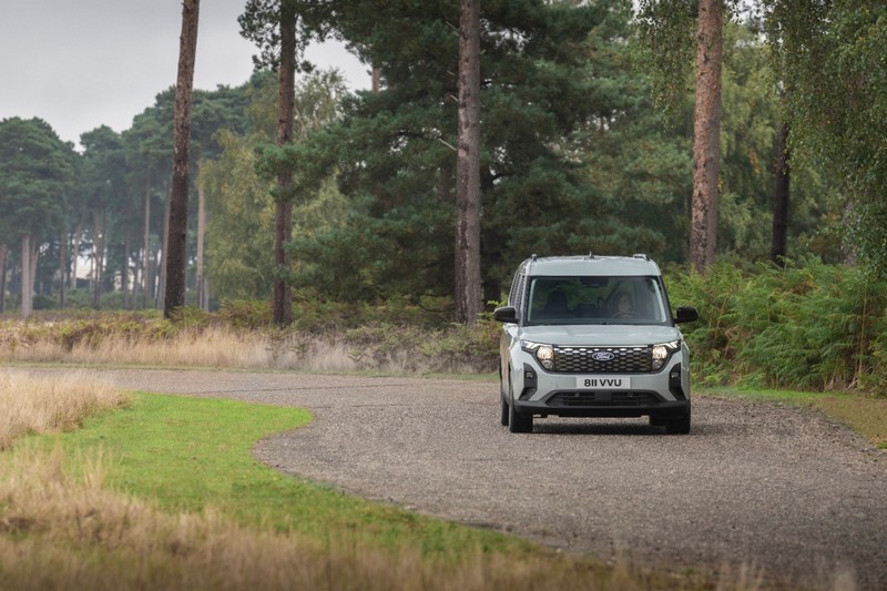 A stílusos, tágas E-Tourneo Courier kibővíti a Ford elektromos járműveit (1)