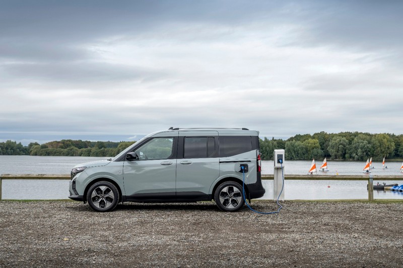 A stílusos, tágas E-Tourneo Courier kibővíti a Ford elektromos járműveit (14)