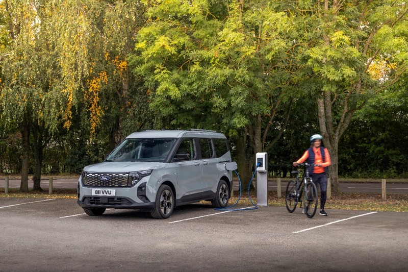 A stílusos, tágas E-Tourneo Courier kibővíti a Ford elektromos járműveit (9)