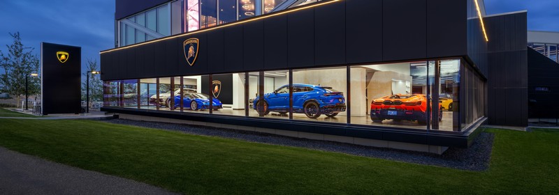 Az Automobili Lamborghini felfrissült Calgary bemutatótermében debütál (13)