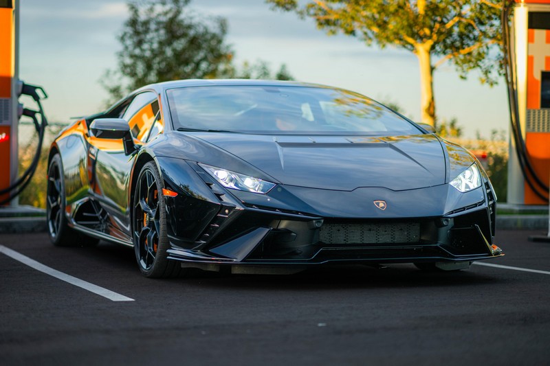 Az Automobili Lamborghini felfrissült Calgary bemutatótermében debütál (5)