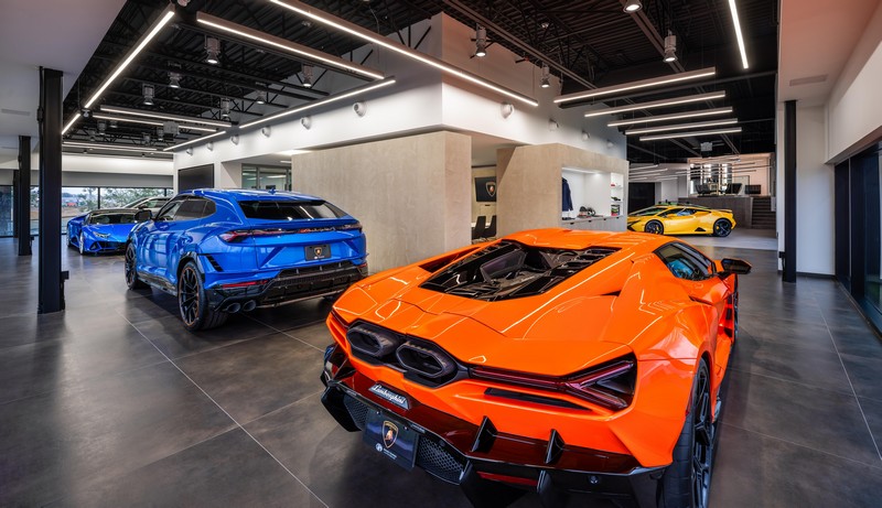 Az Automobili Lamborghini felfrissült Calgary bemutatótermében debütál (8)