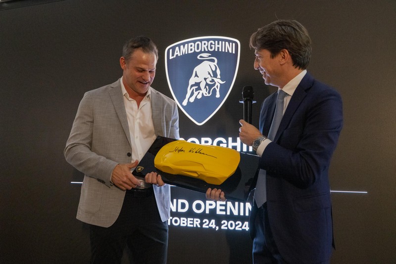 Az Automobili Lamborghini újratervezett San Francisco bemutatóterme (6)