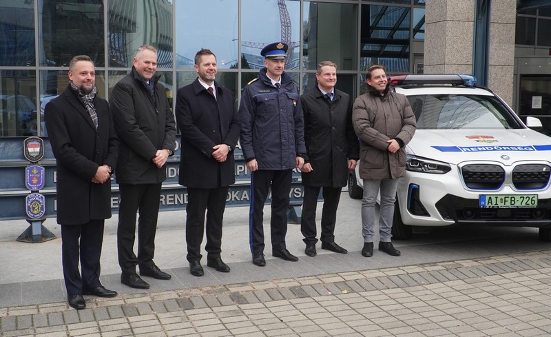 Rendőri felszereltségű elektromos autók beszerzése (18)