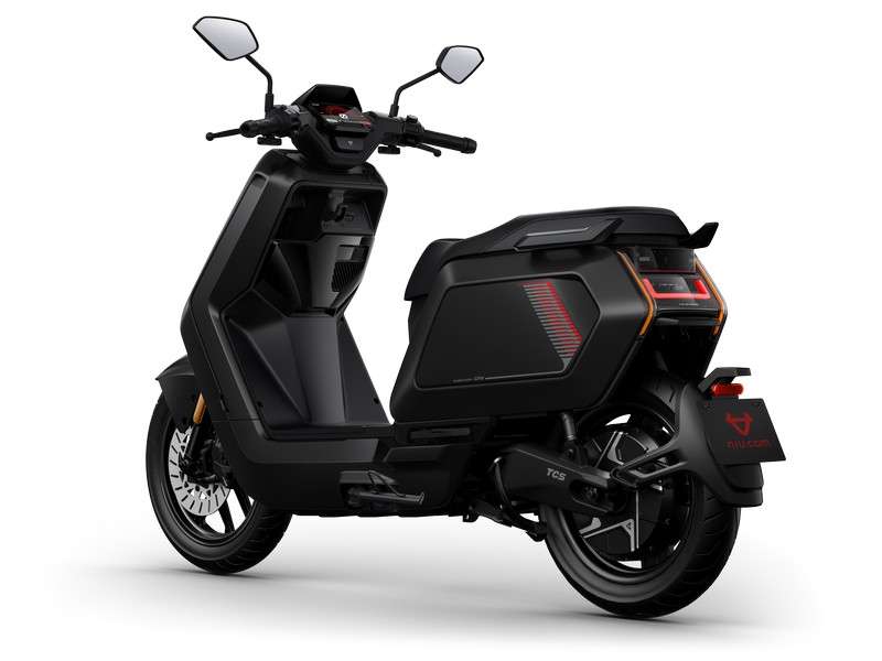 NQiX 500_Basic Render_Black_Rear 45