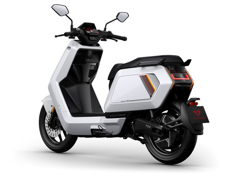 NQiX 500_Basic Render_White_Rear 45